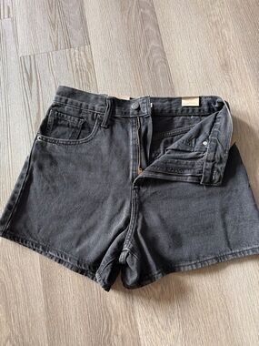 NWT Levi’s black high waisted mom shorts
